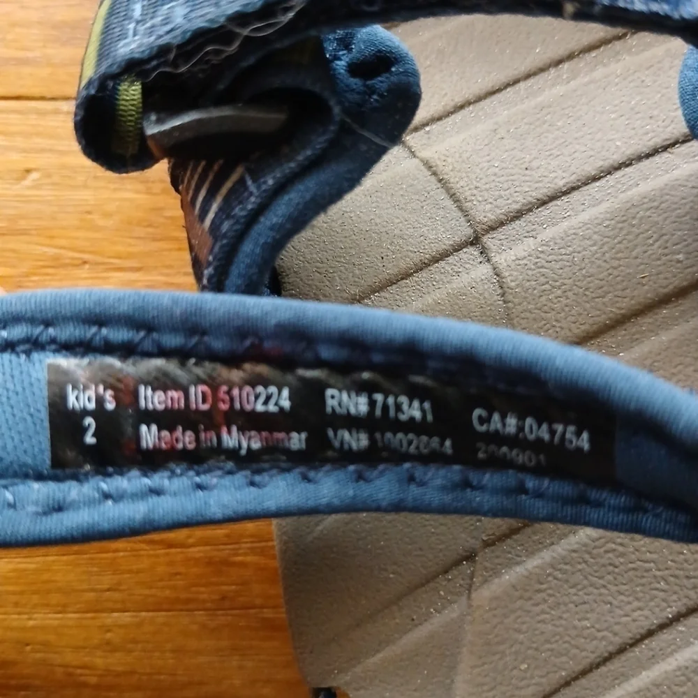 LL Bean Kids Size 2 Sandals Blue Aztec